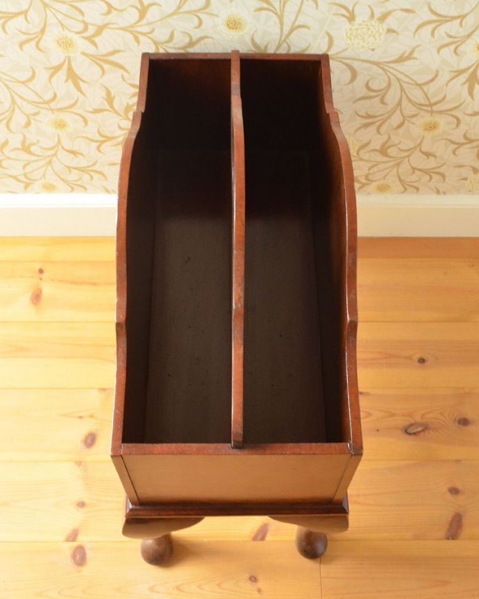 マガジンラック　アンティーク家具　高級感のあるウォルナット材のアンティーク　マガジンラック。中には仕切りが入っているので、右側に文庫本、左側に雑誌というように二つに分けて収納できます！。(q-1039-f)