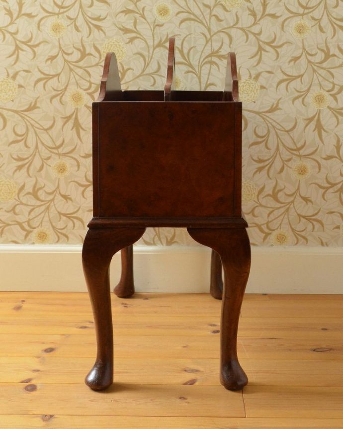 マガジンラック　アンティーク家具　高級感のあるウォルナット材のアンティーク　マガジンラック。アンティークは新品ではないので、経年変化によるキズはありますが、専門の職人によって目立たないようにキレイにお直しをしています。(q-1039-f)