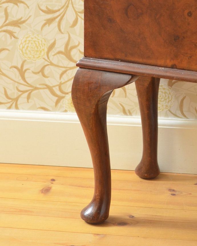 マガジンラック　アンティーク家具　高級感のあるウォルナット材のアンティーク　マガジンラック。メンテナンスしているので安心してお使いいただけます。(q-1039-f)