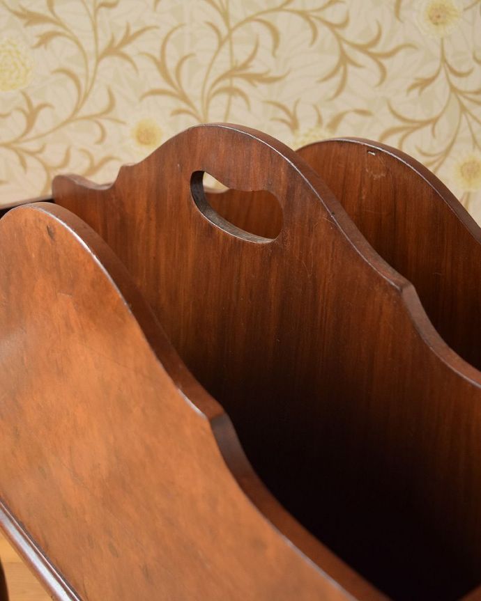 マガジンラック　アンティーク家具　高級感のあるウォルナット材のアンティーク　マガジンラック。中央に持ち手が付いています。(q-1039-f)