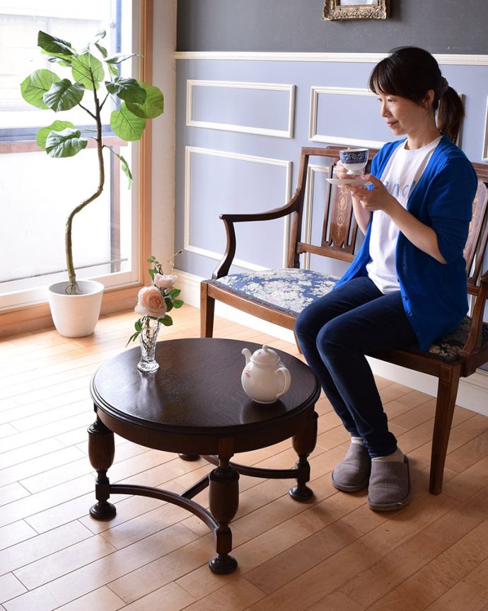 アンティークのテーブル　アンティーク家具　脚の彫りも美しい英国輸入のアンティーク家具、コンパクトなコーヒーテーブル。コンパクトサイズでどこにでも置けるテーブル。(q-1040-f)