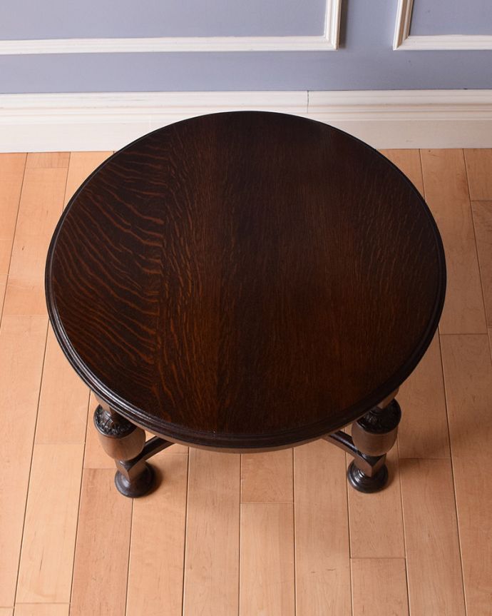 アンティークのテーブル　アンティーク家具　脚の彫りも美しい英国輸入のアンティーク家具、コンパクトなコーヒーテーブル。上から見ると、天板はこんな感じ。(q-1040-f)