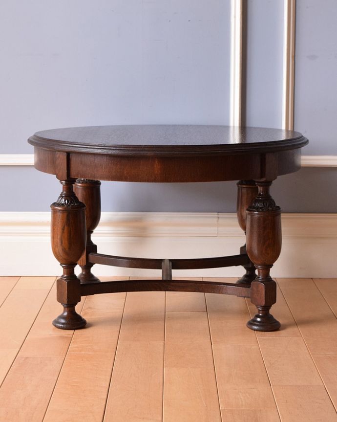 アンティークのテーブル　アンティーク家具　脚の彫りも美しい英国輸入のアンティーク家具、コンパクトなコーヒーテーブル。アンティークは新品ではないので、もちろん経年変化によるキズはありますが、専門の職人が目立たないようキレイにお直しをしていますのでご安心ください。(q-1040-f)