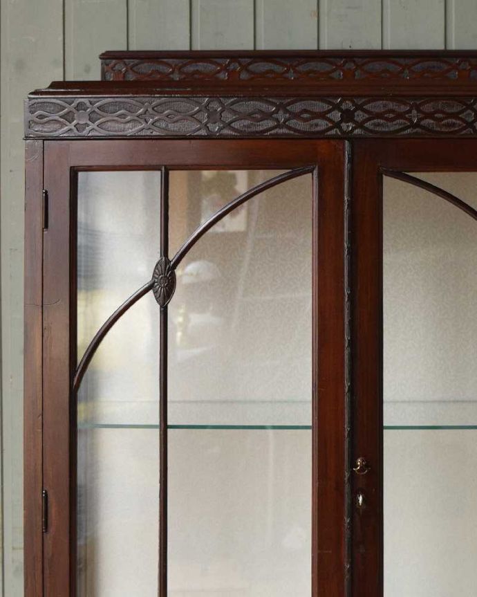 アンティークのキャビネット　アンティーク家具　美しい英国アンティーク家具、コンパクトなガラスキャビネット。上品な装飾のガラスも当時のもの。(q-1041-f)