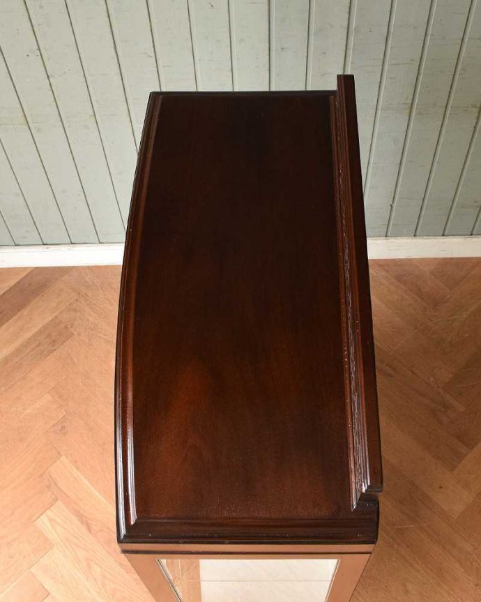 アンティークのキャビネット　アンティーク家具　美しい英国アンティーク家具、コンパクトなガラスキャビネット。天板もピカピカにお直ししました。(q-1041-f)