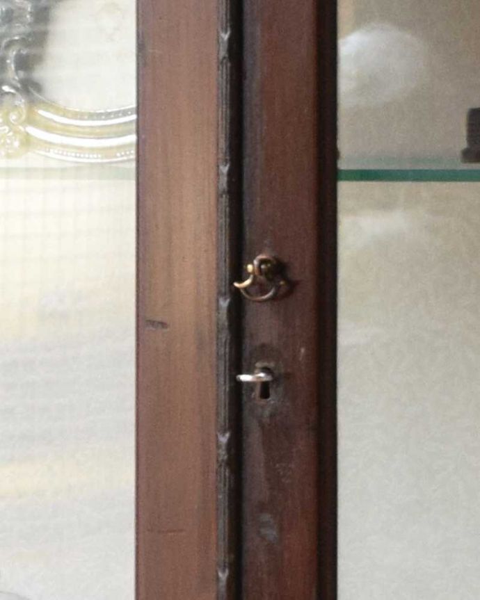 アンティークのキャビネット　アンティーク家具　美しい英国アンティーク家具、コンパクトなガラスキャビネット。小さな取っ手と鍵穴が付いています。(q-1041-f)