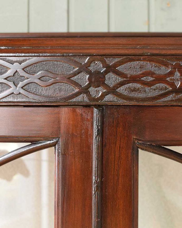 アンティークのキャビネット　アンティーク家具　美しい英国アンティーク家具、コンパクトなガラスキャビネット。繊細な装飾が彫りでデザインされています。(q-1041-f)