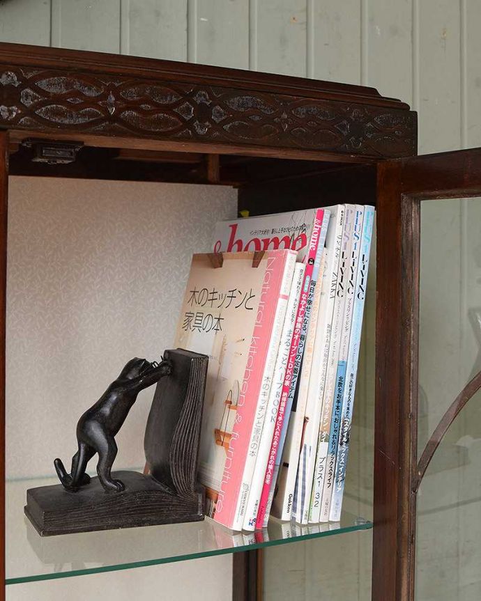 アンティークのキャビネット　アンティーク家具　美しい英国アンティーク家具、コンパクトなガラスキャビネット。雑誌やA4サイズのファイルも収納できます。(q-1041-f)