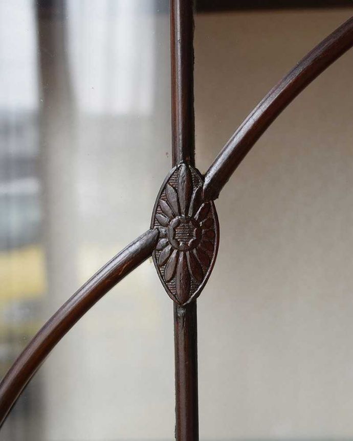 アンティークのキャビネット　アンティーク家具　美しい英国アンティーク家具、コンパクトなガラスキャビネット。さりげなくお花がデザインされています。(q-1041-f)