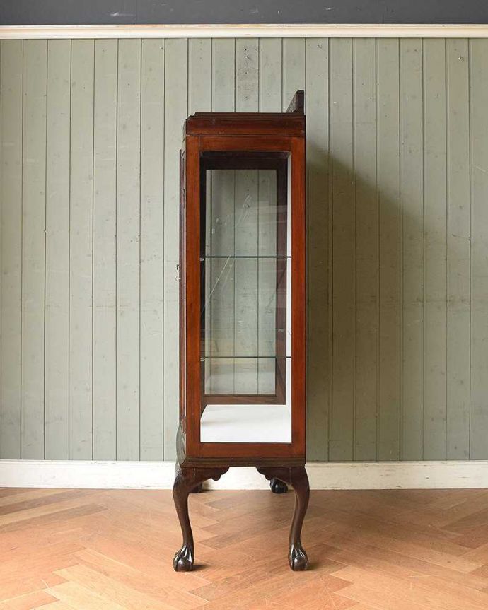 アンティークのキャビネット　アンティーク家具　美しい英国アンティーク家具、コンパクトなガラスキャビネット。サイドもガラスなので、どこから見ても美しいです！。(q-1041-f)