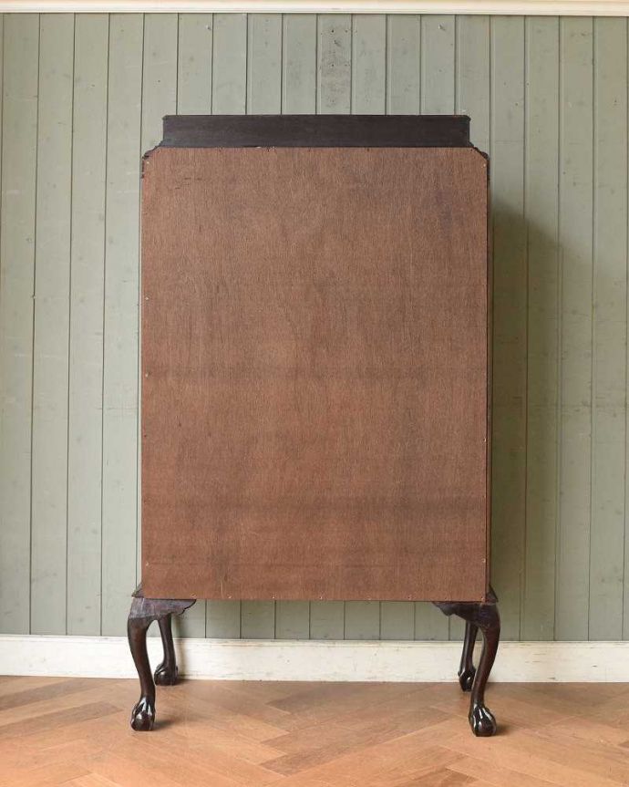 アンティークのキャビネット　アンティーク家具　美しい英国アンティーク家具、コンパクトなガラスキャビネット。アンティークは新品ではないので、もちろん経年変化によるキズはありますが、専門の職人が目立たないようキレイにお直しをしているので、後姿までキレイです。(q-1041-f)