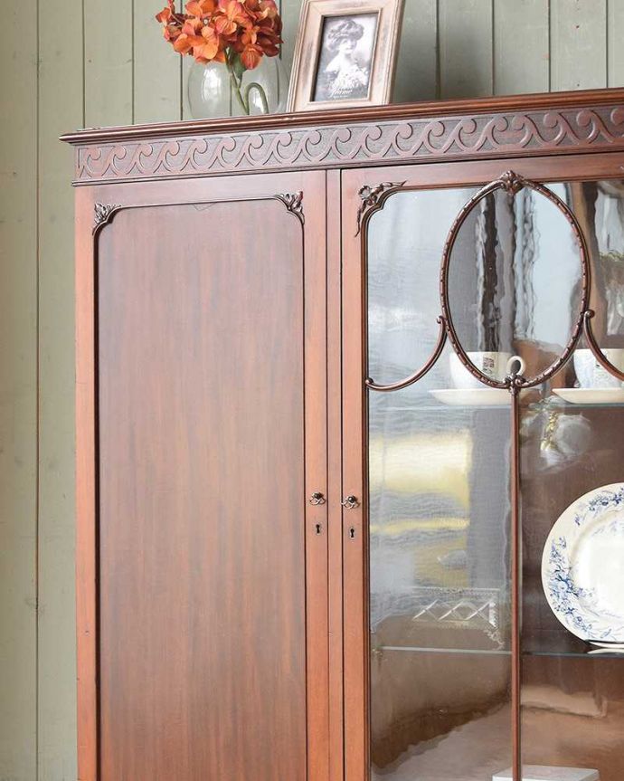 アンティークのキャビネット　アンティーク家具　英国輸入の優雅な家具、贅沢な程美しいアンティークのブックケース（マホガニー材）。アンティークのガラスがキレイにはめ込んであります。(q-1042-f)