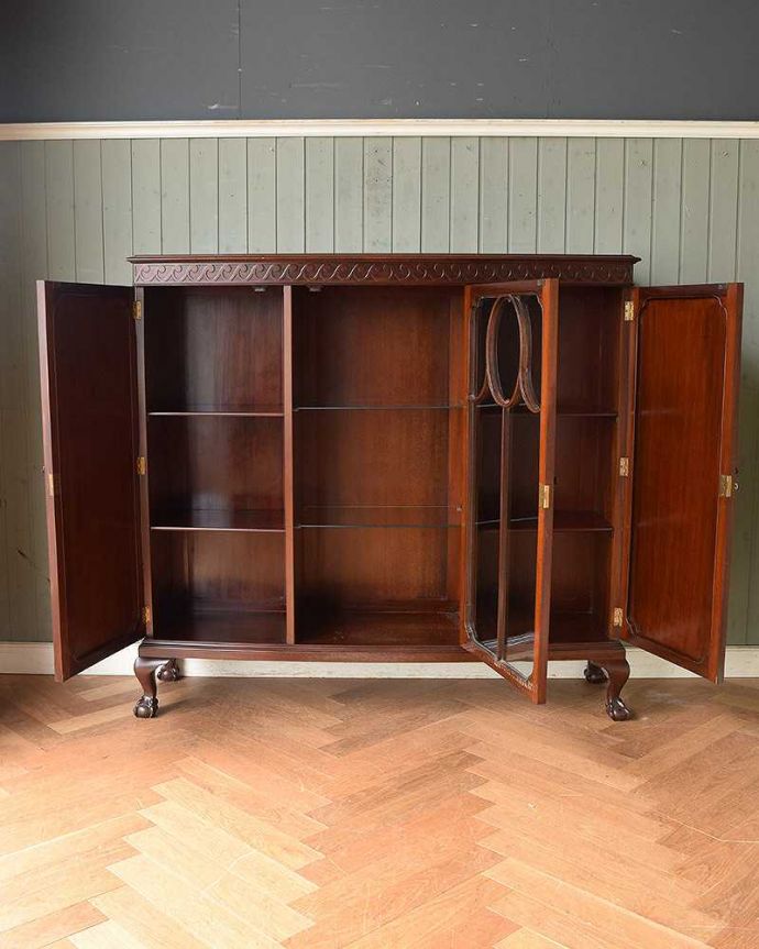 アンティークのキャビネット　アンティーク家具　英国輸入の優雅な家具、贅沢な程美しいアンティークのブックケース（マホガニー材）。食器や写真立て、本やDVDなどなど、たくさん飾ればディスプレイの幅が広がります！ガラスが大きいので、中に飾ったものがいい感じに見えてオシャレになります。(q-1042-f)