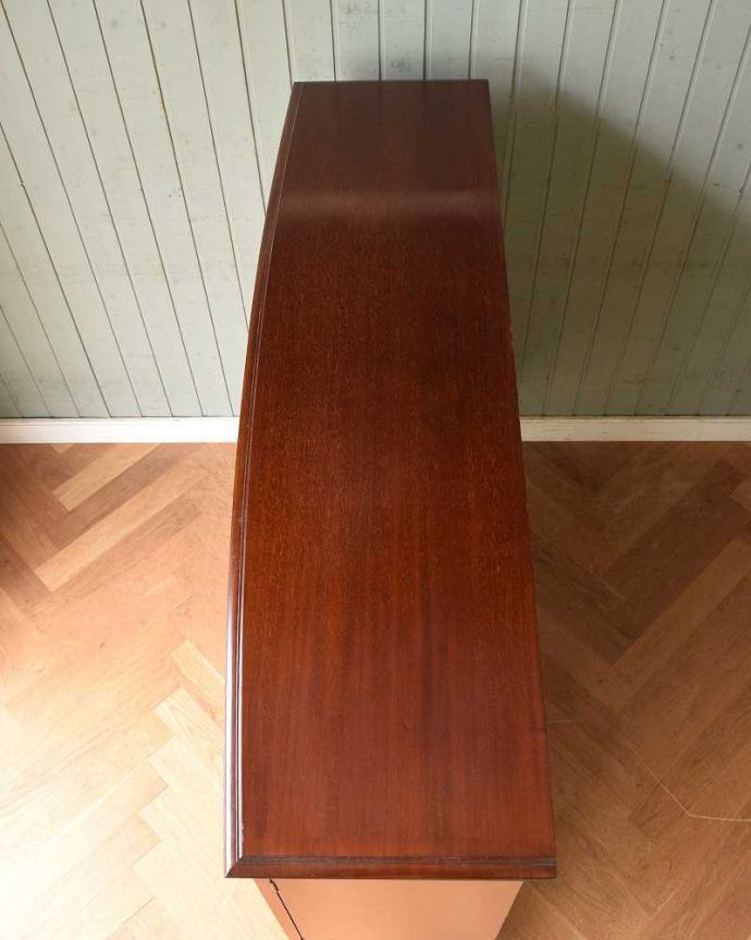 アンティークのキャビネット　アンティーク家具　英国輸入の優雅な家具、贅沢な程美しいアンティークのブックケース（マホガニー材）。天板もピカピカにお直ししました。(q-1042-f)