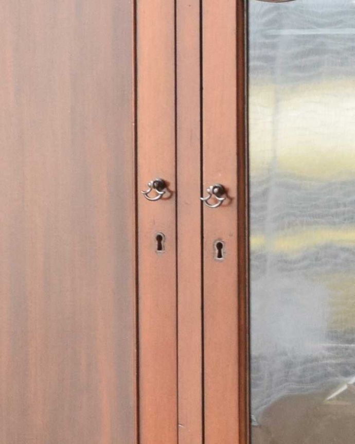 アンティークのキャビネット　アンティーク家具　英国輸入の優雅な家具、贅沢な程美しいアンティークのブックケース（マホガニー材）。扉の取っ手は鍵です。(q-1042-f)