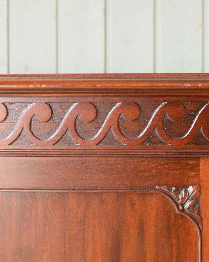 アンティークのキャビネット　アンティーク家具　英国輸入の優雅な家具、贅沢な程美しいアンティークのブックケース（マホガニー材）。風格と品があるので、リビングはもちろん、和室や書斎、客間にも最適。(q-1042-f)