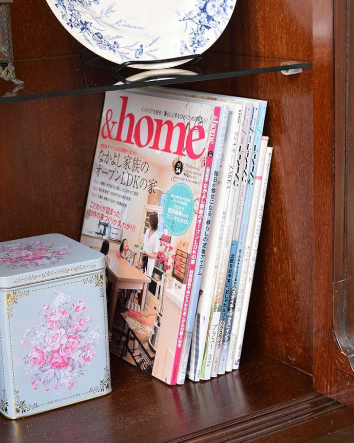 アンティークのキャビネット　アンティーク家具　英国輸入の優雅な家具、贅沢な程美しいアンティークのブックケース（マホガニー材）。雑誌やA4サイズのファイルも収納できます。(q-1042-f)