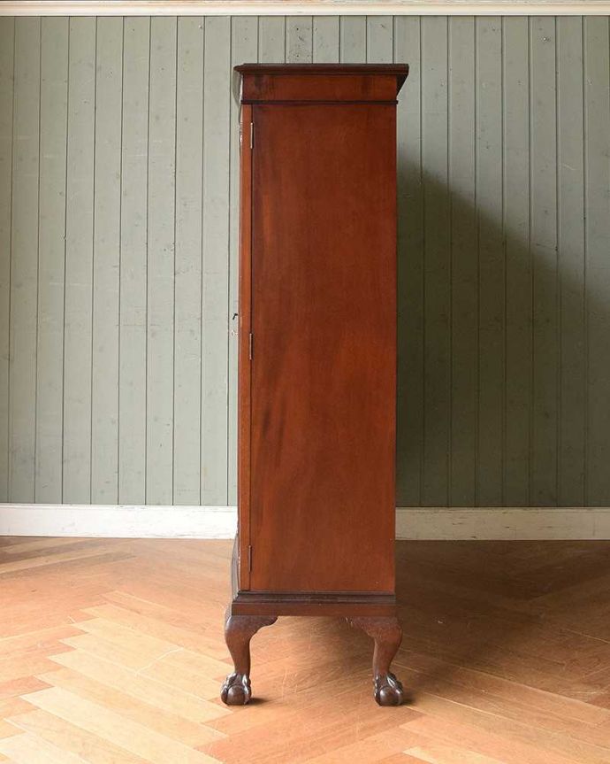 アンティークのキャビネット　アンティーク家具　英国輸入の優雅な家具、贅沢な程美しいアンティークのブックケース（マホガニー材）。サイドから見ても美しいです！しっかり作られているので、安心してお使いいただけます。(q-1042-f)