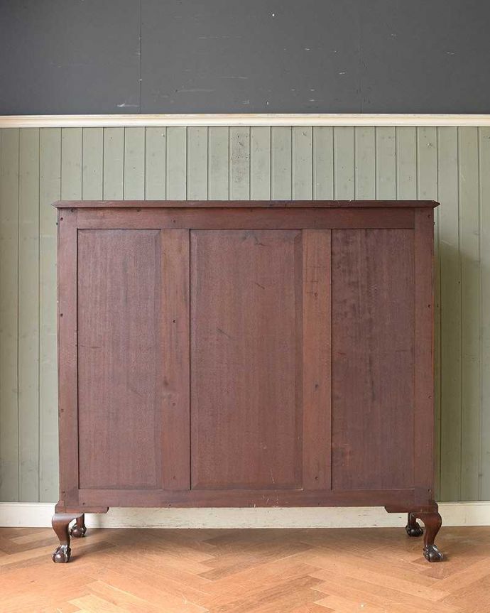 アンティークのキャビネット　アンティーク家具　英国輸入の優雅な家具、贅沢な程美しいアンティークのブックケース（マホガニー材）。アンティークは新品ではないので、もちろん経年変化によるキズはありますが、専門の職人が目立たないようキレイにお直しをしているので、後姿までキレイです。(q-1042-f)