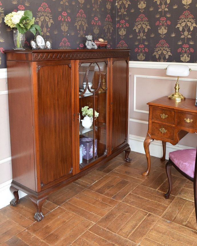 アンティークのキャビネット　アンティーク家具　英国輸入の優雅な家具、贅沢な程美しいアンティークのブックケース（マホガニー材）。このステキなキャビネットは、正直、場所を問わずどこに置いても似合う！ダイニングではカップボードとして、お気に入りの食器を飾りながら収納。(q-1042-f)