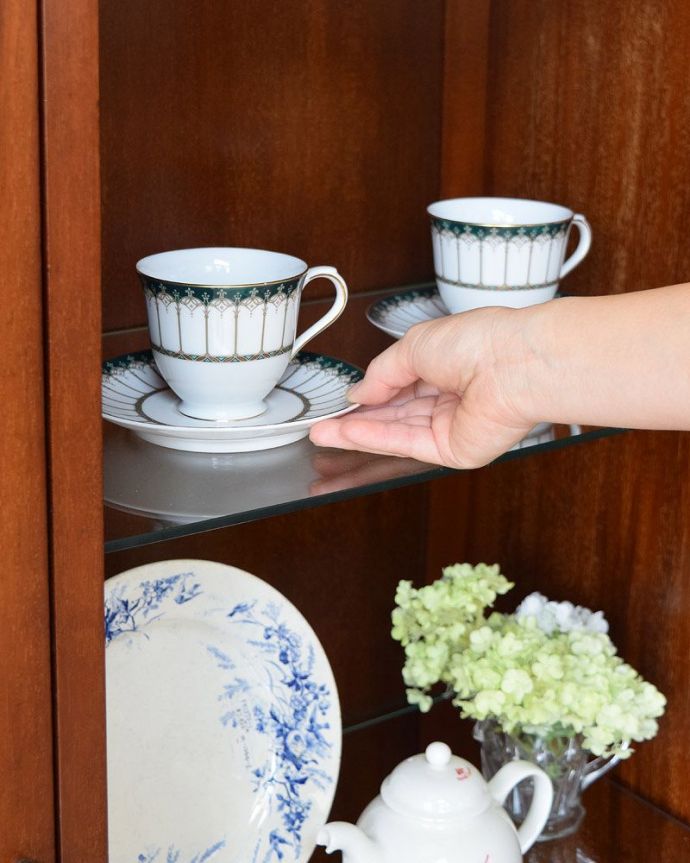 アンティークのキャビネット　アンティーク家具　英国輸入の優雅な家具、贅沢な程美しいアンティークのブックケース（マホガニー材）。飾るものがないから…なんて思わないで、お家にあるお客様用のカップなどを入れてみましょう。(q-1042-f)