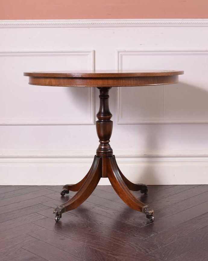 アンティークのテーブル　アンティーク家具　イギリス輸入のキレイなアンティーク家具、丸い革天板のコーヒーテーブル（キャスター付き）。アンティークは新品ではないので、もちろん経年変化によるキズはありますが、専門の職人が目立たないようキレイにお直しをしているので、後姿までキレイです。(q-1044-f)