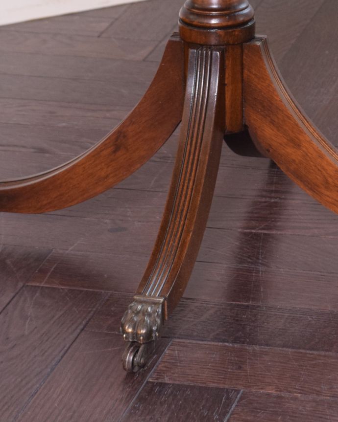 アンティークのテーブル　アンティーク家具　イギリス輸入のキレイなアンティーク家具、丸い革天板のコーヒーテーブル（キャスター付き）。脚先のデザインの彫りもゴージャス！きちんと調整したので、新しいものと比べるとスムーズではありませんが、ちゃんと動きます。(q-1044-f)