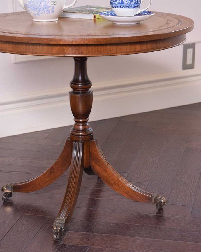 アンティークのテーブル　アンティーク家具　イギリス輸入のキレイなアンティーク家具、丸い革天板のコーヒーテーブル（キャスター付き）。革張りは高級感があります。(q-1044-f)