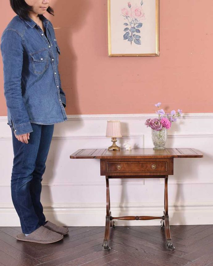 アンティークのテーブル　アンティーク家具　英国輸入のアンティーク家具、レザー張りのバタフライテーブル（伸張式コーヒーテーブル）。とっても優雅な雰囲気にうっとりしてしまいます。(q-1045-f)