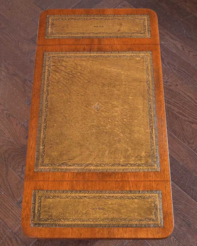 アンティークのテーブル　アンティーク家具　英国輸入のアンティーク家具、レザー張りのバタフライテーブル（伸張式コーヒーテーブル）。広げた状態の天板です。(q-1045-f)