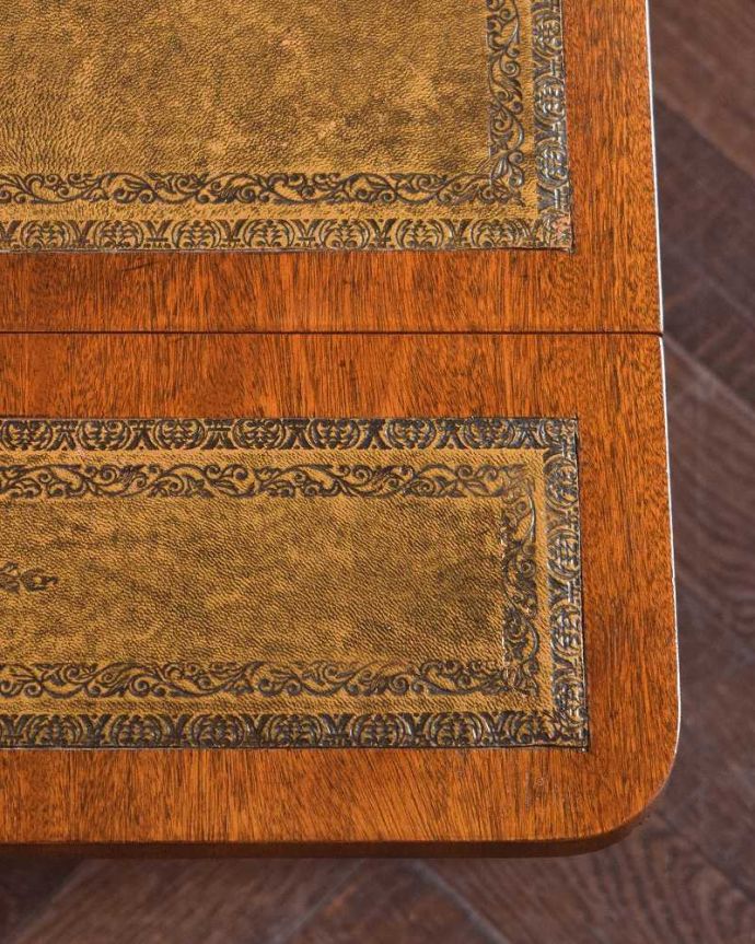 アンティークのテーブル　アンティーク家具　英国輸入のアンティーク家具、レザー張りのバタフライテーブル（伸張式コーヒーテーブル）。縁取りは型押しの装飾で飾られています。(q-1045-f)