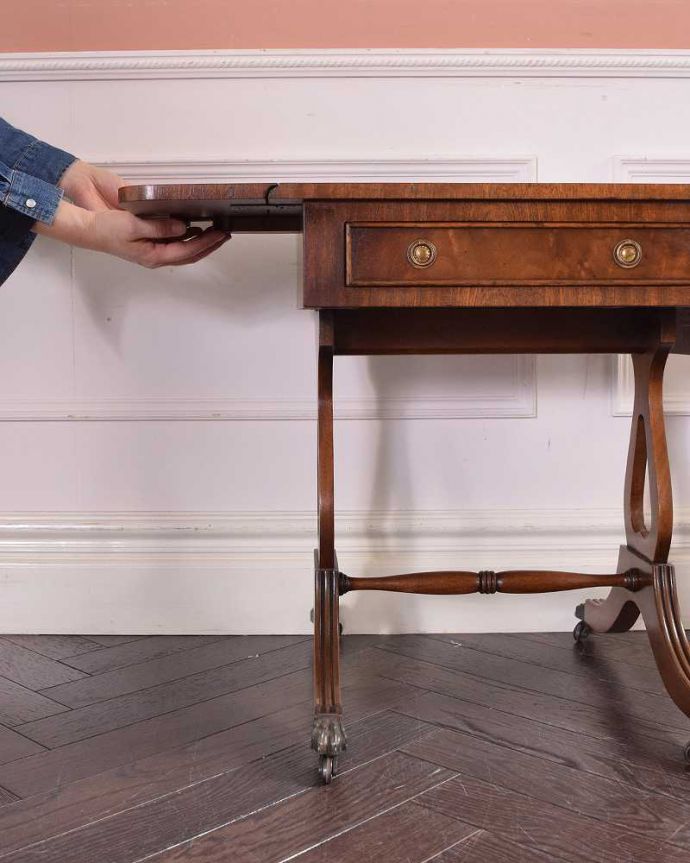 アンティークのテーブル　アンティーク家具　英国輸入のアンティーク家具、レザー張りのバタフライテーブル（伸張式コーヒーテーブル）。バーを引っ張り出すだけなので、組み立ても簡単！女性の力で大丈夫です。(q-1045-f)