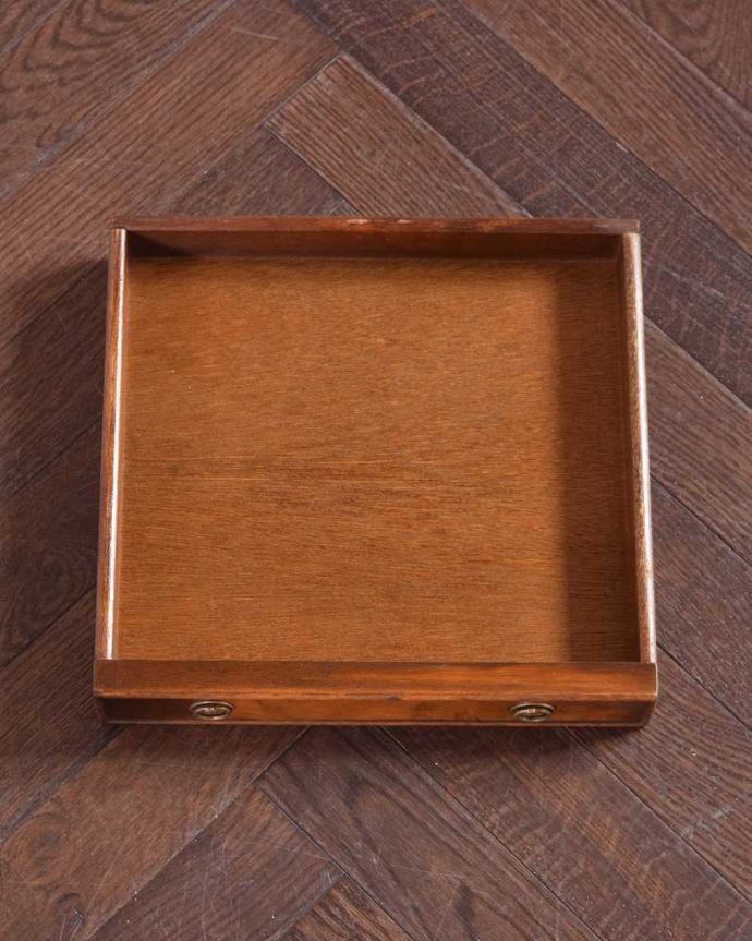 アンティークのテーブル　アンティーク家具　英国輸入のアンティーク家具、レザー張りのバタフライテーブル（伸張式コーヒーテーブル）。引き出しが１杯あります。(q-1045-f)