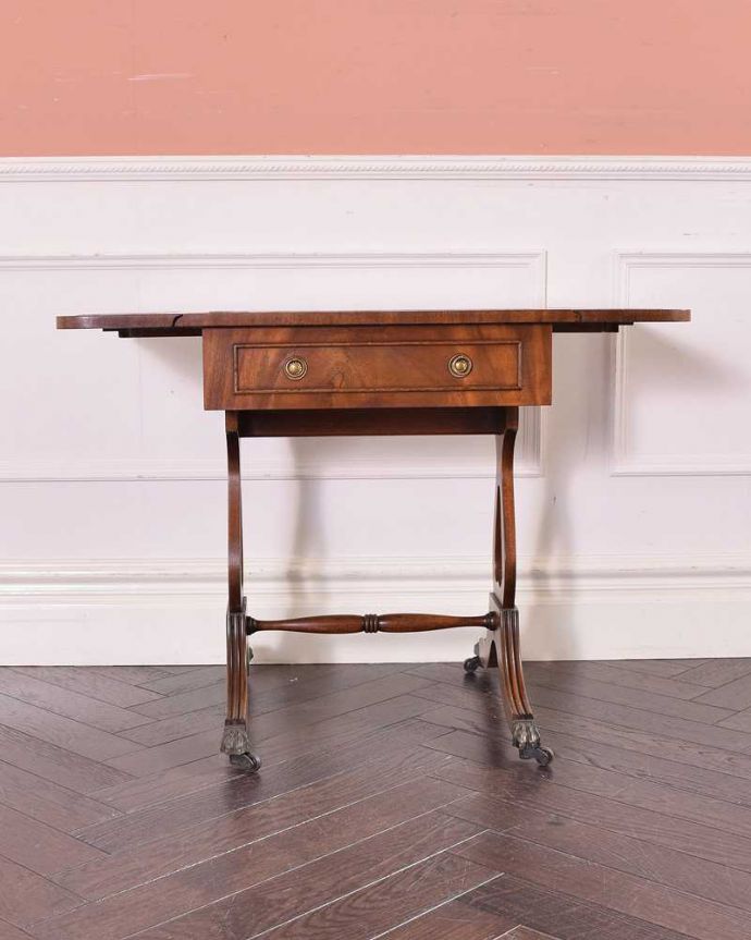 アンティークのテーブル　アンティーク家具　英国輸入のアンティーク家具、レザー張りのバタフライテーブル（伸張式コーヒーテーブル）。もちろん常に広げた状態でもお使いいただけます。(q-1045-f)