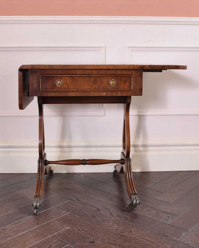 アンティークのテーブル　アンティーク家具　英国輸入のアンティーク家具、レザー張りのバタフライテーブル（伸張式コーヒーテーブル）。片開きの状態でもご使用頂けます。(q-1045-f)