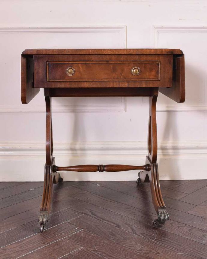 アンティークのテーブル　アンティーク家具　英国輸入のアンティーク家具、レザー張りのバタフライテーブル（伸張式コーヒーテーブル）。ちょっとした場所に広げられるので、お茶の時間にピッタリ！。(q-1045-f)