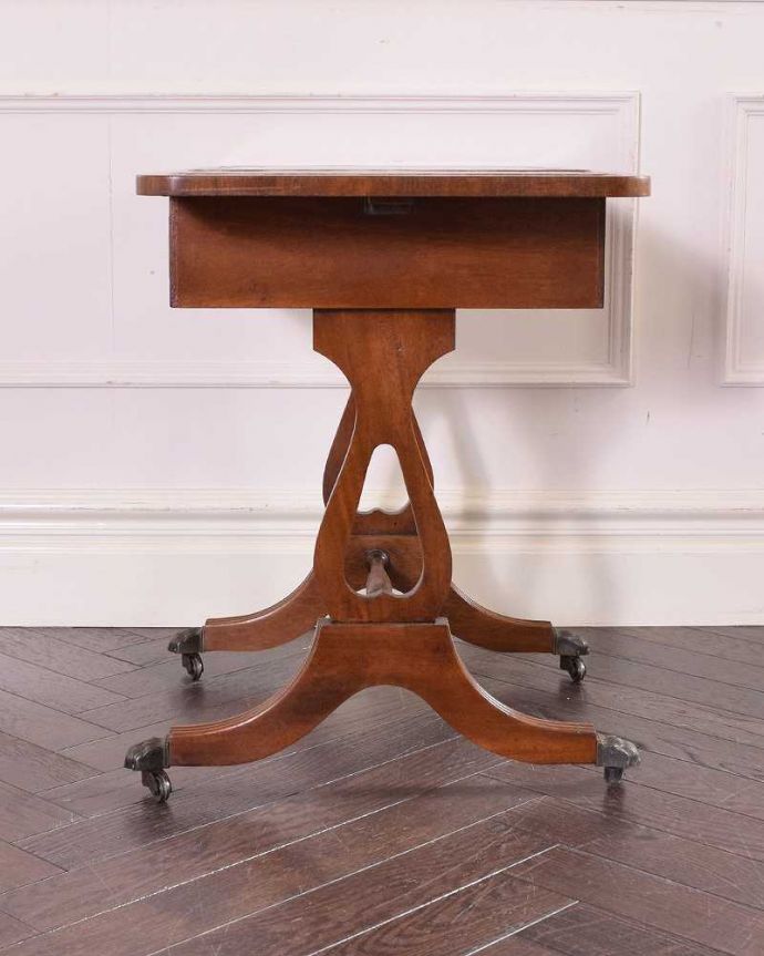 アンティークのテーブル　アンティーク家具　英国輸入のアンティーク家具、レザー張りのバタフライテーブル（伸張式コーヒーテーブル）。アンティークは新品ではないので、経年変化によるキズはありますが、専門の職人によって目立たないようにキレイにお直しをしています。(q-1045-f)