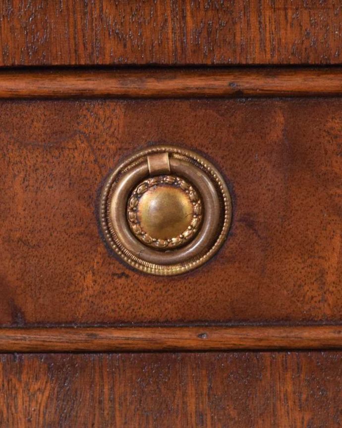 アンティークのテーブル　アンティーク家具　英国輸入のアンティーク家具、レザー張りのバタフライテーブル（伸張式コーヒーテーブル）。リング形の上品な取っ手がアクセントになっています。(q-1045-f)