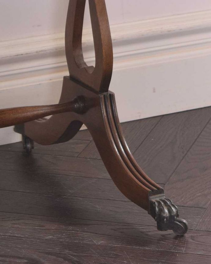 アンティークのテーブル　アンティーク家具　英国輸入のアンティーク家具、レザー張りのバタフライテーブル（伸張式コーヒーテーブル）。きちんと調整したので、新しいものと比べるとスムーズではありませんが、ちゃんと動きます。(q-1045-f)