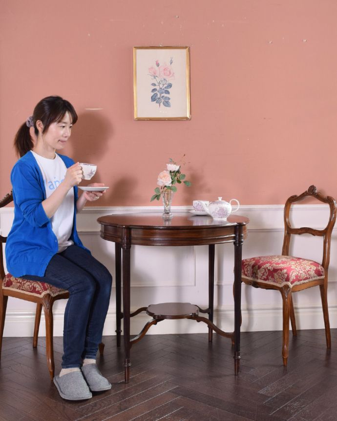 アンティークのテーブル アンティーク家具 脚の上品な彫りが自慢のアンティーク家具、英国輸入のティーテーブル 。置くだけで雰囲気をよくしてくれるオケージョナルテーブル。(q-1046-f)