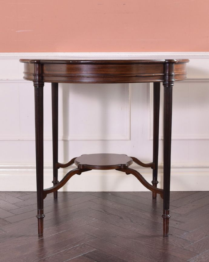 アンティークのテーブル アンティーク家具 脚の上品な彫りが自慢のアンティーク家具、英国輸入のティーテーブル 。アンティークは新品ではないので、もちろん経年変化によるキズはありますが、専門の職人が目立たないようキレイにお直しをしていますのでご安心ください。(q-1046-f)