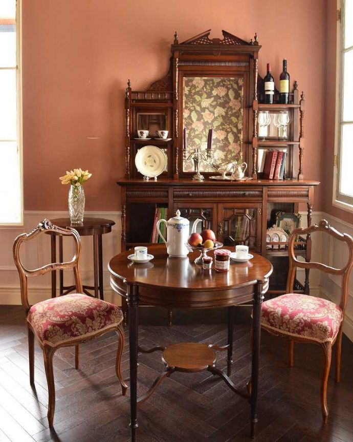 アンティークのテーブル アンティーク家具 脚の上品な彫りが自慢のアンティーク家具、英国輸入のティーテーブル 。バルーンバックチェアでコーディネート。(q-1046-f)