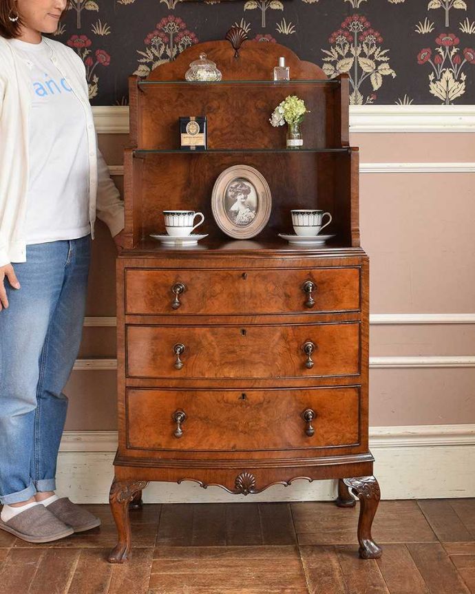 アンティークのチェスト　アンティーク家具　英国の品のある美しさ、シェルモチーフの付いたアンティークのオープンカップボードチェスト。美しい装飾が華やかなカップボード。(q-1047-f)
