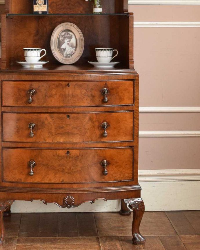 アンティークのチェスト　アンティーク家具　英国の品のある美しさ、シェルモチーフの付いたアンティークのオープンカップボードチェスト。ウォルナット材の美しい木目が迫力満点！客間やリビングなどキチンとした雰囲気を作りたいコーナーにも最適です。(q-1047-f)