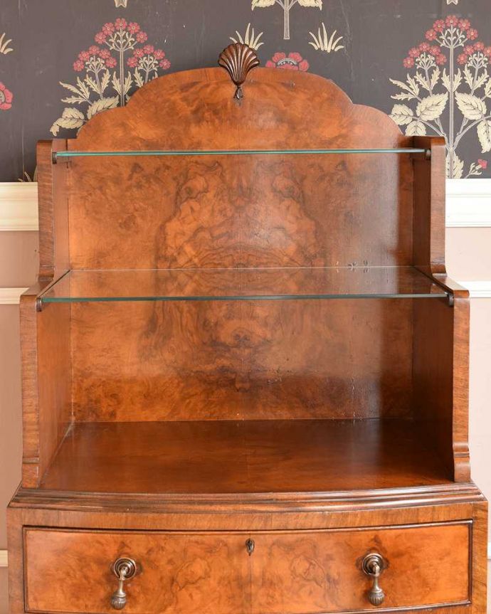 アンティークのチェスト　アンティーク家具　英国の品のある美しさ、シェルモチーフの付いたアンティークのオープンカップボードチェスト。棚板はディスプレイするアイテムを美しく魅せてくれるガラスの棚板です。(q-1047-f)