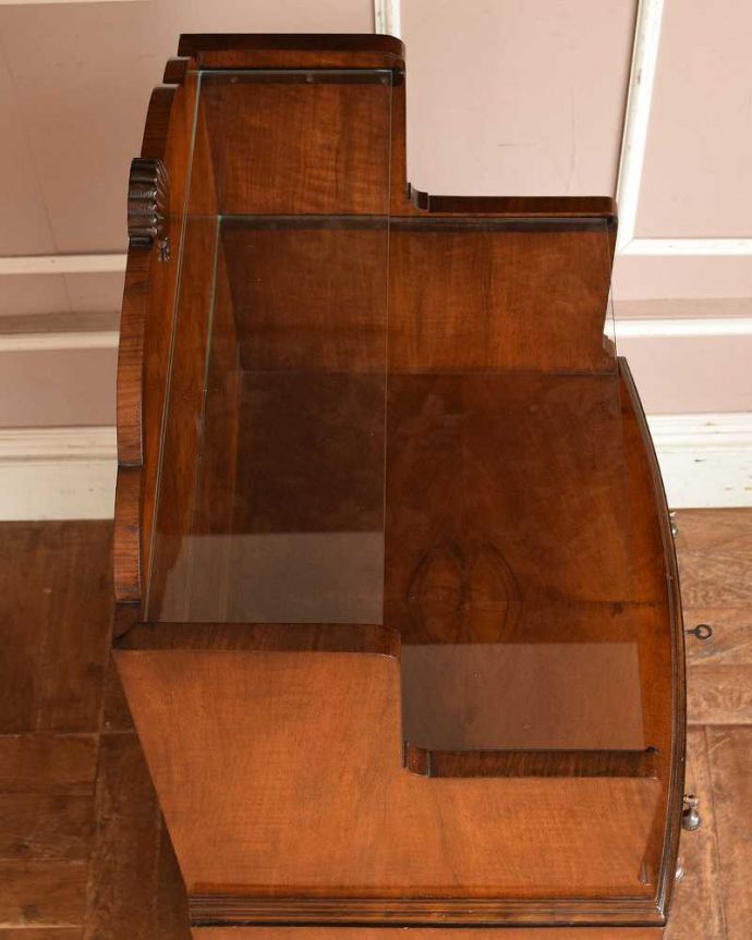 アンティークのチェスト　アンティーク家具　英国の品のある美しさ、シェルモチーフの付いたアンティークのオープンカップボードチェスト。棚板はガラスです。(q-1047-f)