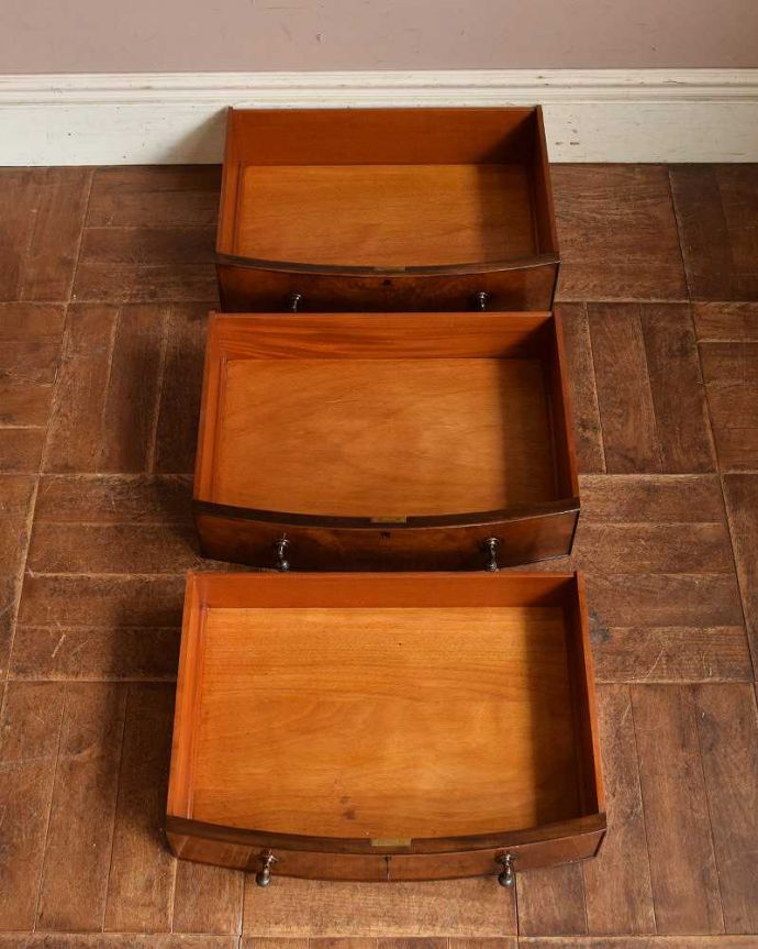 アンティークのチェスト　アンティーク家具　英国の品のある美しさ、シェルモチーフの付いたアンティークのオープンカップボードチェスト。引き出しは３杯付いています。(q-1047-f)