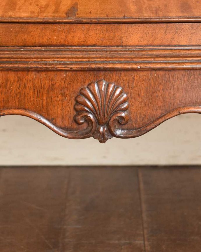 アンティークのチェスト　アンティーク家具　英国の品のある美しさ、シェルモチーフの付いたアンティークのオープンカップボードチェスト。シェルモチーフの美しい彫刻が施されています。(q-1047-f)