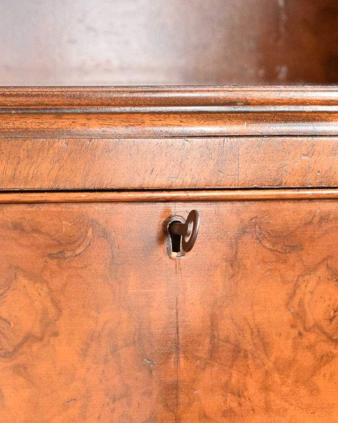 アンティークのチェスト　アンティーク家具　英国の品のある美しさ、シェルモチーフの付いたアンティークのオープンカップボードチェスト。全ての鍵穴に共通して使用できる鍵が１本付いています。(q-1047-f)