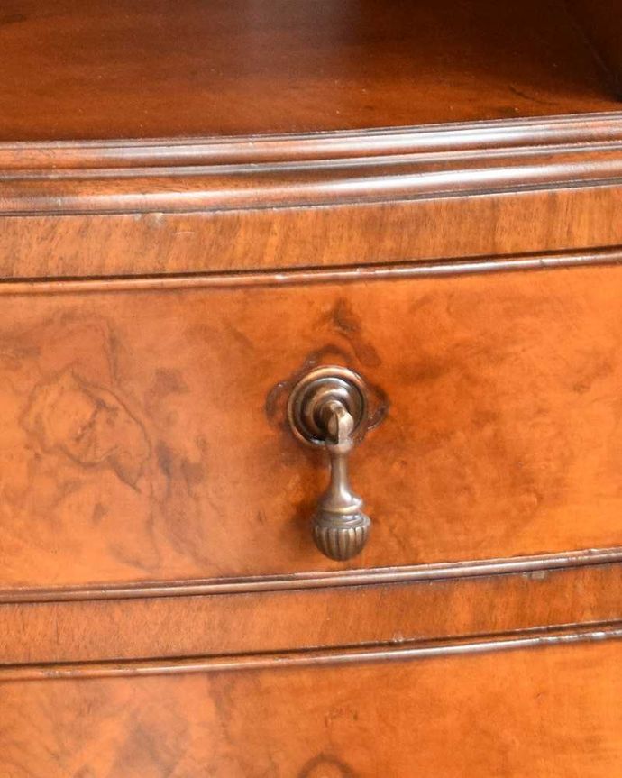 アンティークのチェスト　アンティーク家具　英国の品のある美しさ、シェルモチーフの付いたアンティークのオープンカップボードチェスト。ドロップタイプの上品な取っ手です。(q-1047-f)